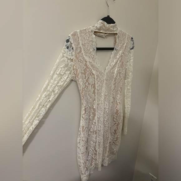 Small lace dress - Picture 3 of 4